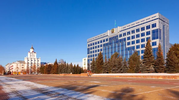 Kazakistan Qostanai Bölgesinin Akimat Binası Şehrin Ana Meydanı — Stok fotoğraf