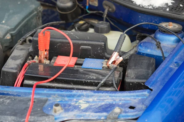 将高压电线连接到汽车电池上 充放电汽车蓄电池 — 图库照片