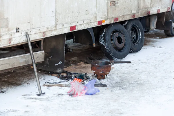 冬城路上的破车和雪地上的工具 — 图库照片