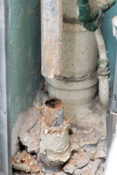 錆で詰まった古い水道管ライン — ストック写真