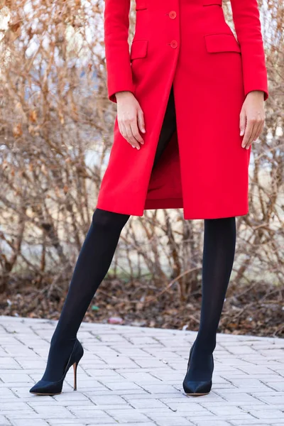 Donna Alla Moda Cappotto Rosso Collant Neri Posa All Aperto — Foto Stock