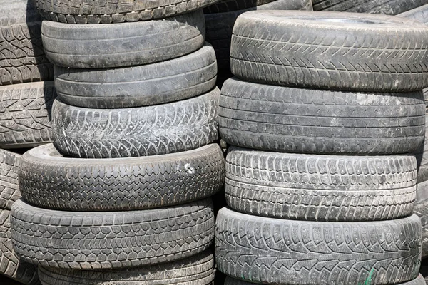 Neumáticos Viejos Apilados Una Pila Foto Cerca — Foto de Stock