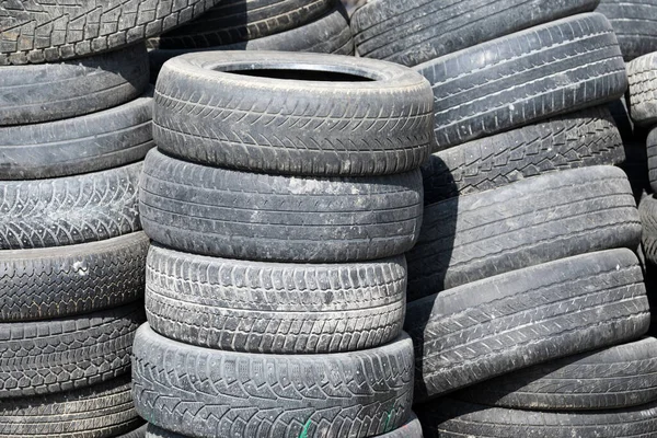 Neumáticos Viejos Apilados Una Pila Foto Cerca —  Fotos de Stock