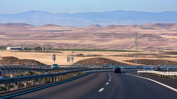 Autobahn Inmitten Der Ausgetrockneten Felder Mit Bergen Hintergrund — Stockfoto