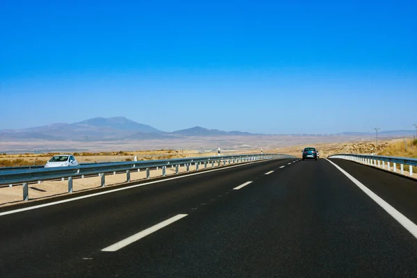 Autobahn Inmitten Der Ausgetrockneten Felder Mit Bergen Hintergrund Spanien — Stockfoto