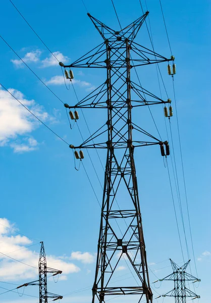 Mavi Gökyüzüne Karşı Yüksek Voltajlı Elektrik Hatları Sütunlar — Stok fotoğraf