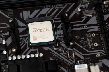 İşlemcinin bir bilgisayar ana tahtasında yakın plan görüntüsü.