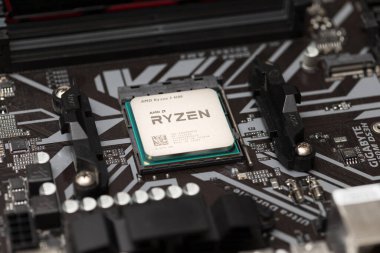 İşlemcinin bir bilgisayar ana tahtasında yakın plan görüntüsü..