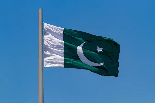 巴基斯坦国旗迎着蓝天迎风飘扬 — 图库照片