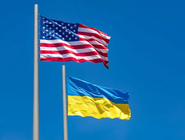 Bandiere Degli Stati Uniti Dell Ucraina Che Sventolano Nel Vento Foto Stock Royalty Free