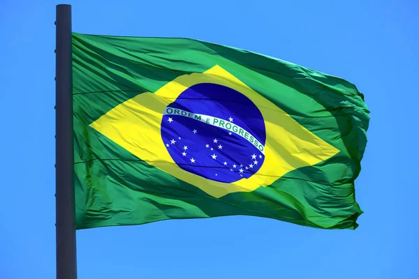 Bandiera Brasiliana Sventola Nel Vento Sfondo Cielo Blu Bandiera Del Foto Stock