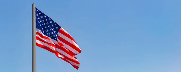 Bandiera Americana Sventola Nel Vento Contro Cielo Blu Immagine Stock