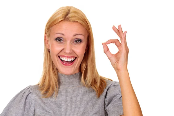 微笑的女人显示 的手势 在白色背景上孤立 免版税图库图片