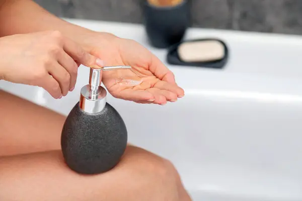Close Mulher Lavar Mãos Com Sabão Banheiro Casa Imagem De Stock
