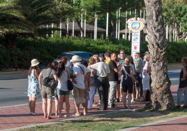 Turistler Barselona Otobüs Durağı 'nda otobüs bekliyor.