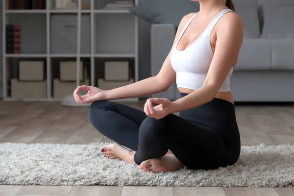 Sportig Ung Kvinna Utövar Yoga Hemma Sitter Lotus Pose Stockfoto
