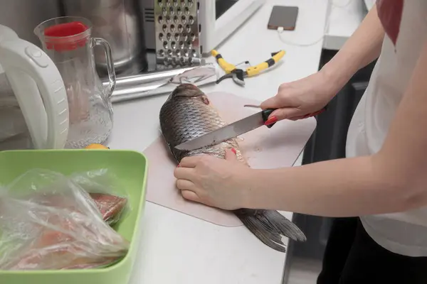 Домогосподарка Готує Їжу Кухні Ріже Свіжу Рибу Ліцензійні Стокові Зображення