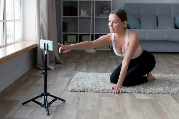 Frau Sitzt Yogahose Auf Dem Boden Und Nimmt Mit Handy Stockbild