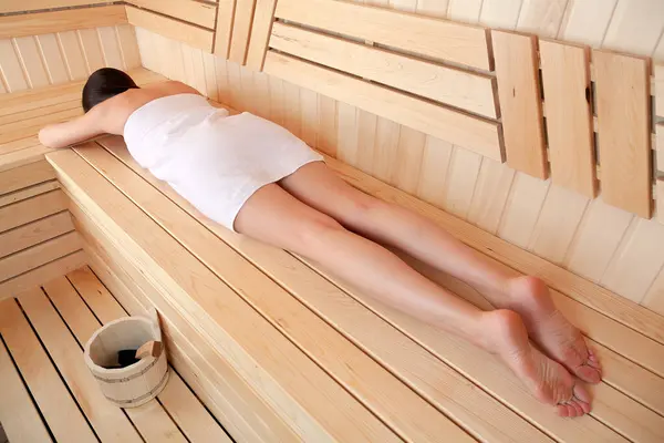 Jonge Vrouw Ontspannen Sauna Bovenaanzicht Spa Behandelingsconcept Rechtenvrije Stockafbeeldingen