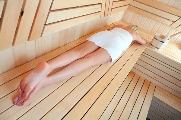 Jonge Vrouw Ontspannen Sauna Bovenaanzicht Spa Behandelingsconcept Stockfoto