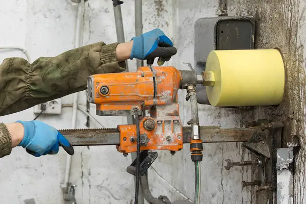 Worker Using Electric Drill Make Hole Concrete Wall Closeup — Stock Photo, Image