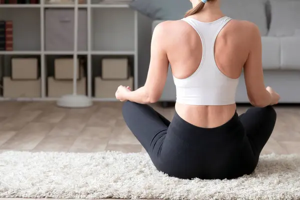 Mujer Joven Practicando Yoga Casa Primer Plano Imagen De Stock
