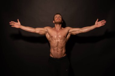 Stüdyoda fitness erkek modeli