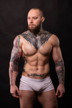 Stüdyoda fitness erkek modeli
