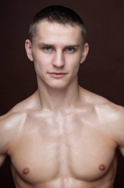 Genç erkek modelin yakın portresi.