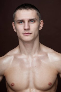 Genç erkek modelin yakın portresi.