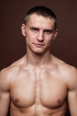 Genç erkek modelin yakın portresi.