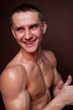 Stüdyoda fitness erkek modeli