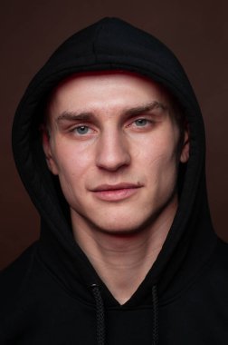 Genç erkek modelin yakın portresi.