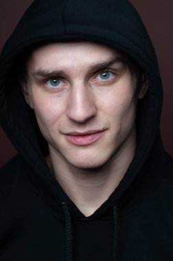 Genç erkek modelin yakın portresi.