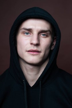 Genç erkek modelin yakın portresi.