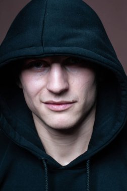 Genç erkek modelin yakın portresi.