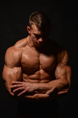 Stüdyoda fitness erkek modeli