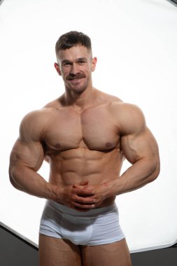 Stüdyoda fitness erkek modeli