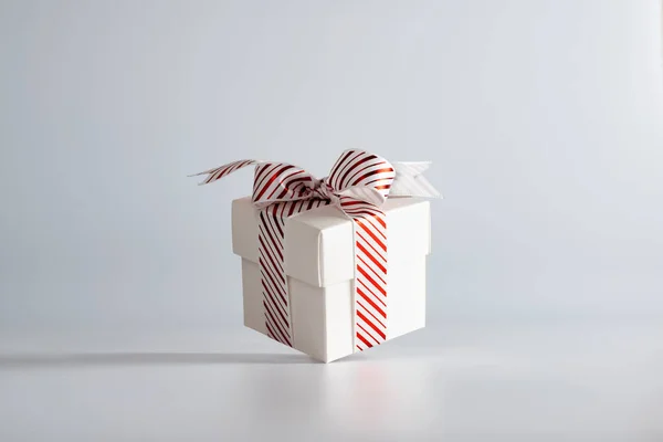 白色礼品盒 红色条纹缎带 白色背景的蝴蝶结隔离 — 图库照片