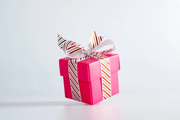 Roze Geschenkdoos Met Rood Gestreepte Strik Witte Achtergrond — Stockfoto
