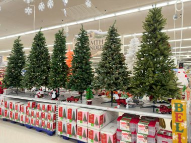 Novi, Michigan, ABD - 6 Kasım 2022: Novi, Michigan 'daki Meijer bakkalında çeşitli Noel ağacı seçimleri.