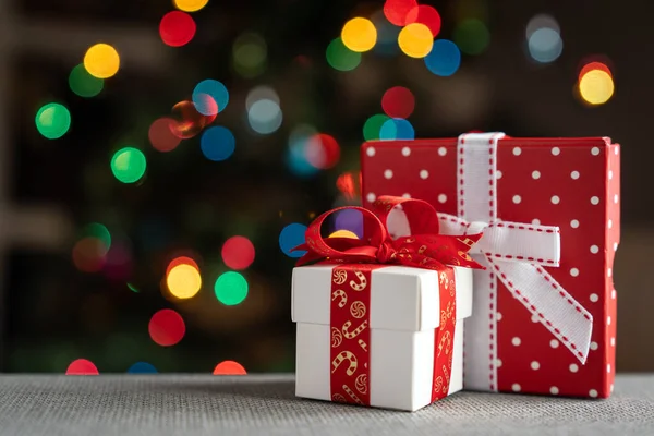 Coffrets Cadeaux Blancs Rouges Devant Fond Arbre Noël — Photo
