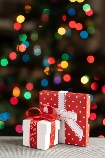 Weiße Und Rote Geschenkboxen Vor Dem Hintergrund Des Weihnachtsbaums — Stockfoto