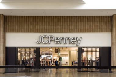 Michigan, ABD - 15 Ekim 2022: JC Penney mağazasının kapalı girişi alışveriş merkezinin içinden.