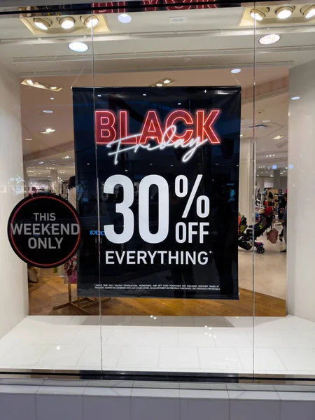 美国密歇根州诺维市 2022年11月25日 十二橡树市购物中心橱窗上挂着黑色星期五销售标志 — 图库照片