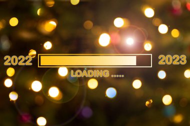 2022 'den 2023' e yeni yıl arkaplanındaki sarı ilerleme çubuğu yükleniyor