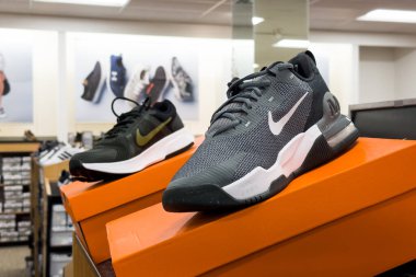 Novi, Michigan, ABD - 2 Ekim 2022: Nike spor ayakkabıları mağazanın rafında sergileniyor. Nike, ABD 'li bir spor ayakkabı ve giysi tasarımı, üretimi, pazarlama ve satış şirketidir..