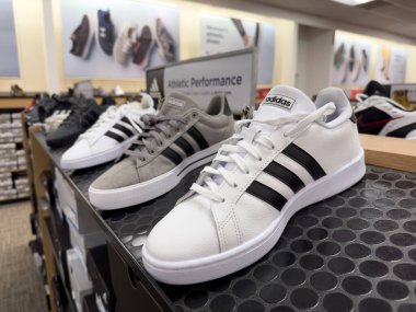 Novi, Michigan, ABD - 2 Ekim 2022: Adidas spor ayakkabıları KOHL mağazasının rafında sergileniyor.