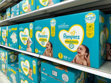 Novi, Michigan, ABD - 9 Ekim 2022: Pampers, Procter Gamble tarafından pazarlanan bir bebek ve bebek ürünüdür..