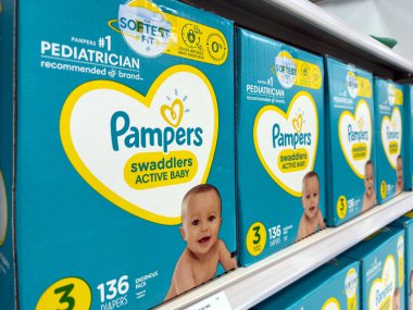 Novi, Michigan, ABD - 9 Ekim 2022: Pampers, Procter Gamble tarafından pazarlanan bir bebek ve bebek ürünüdür..